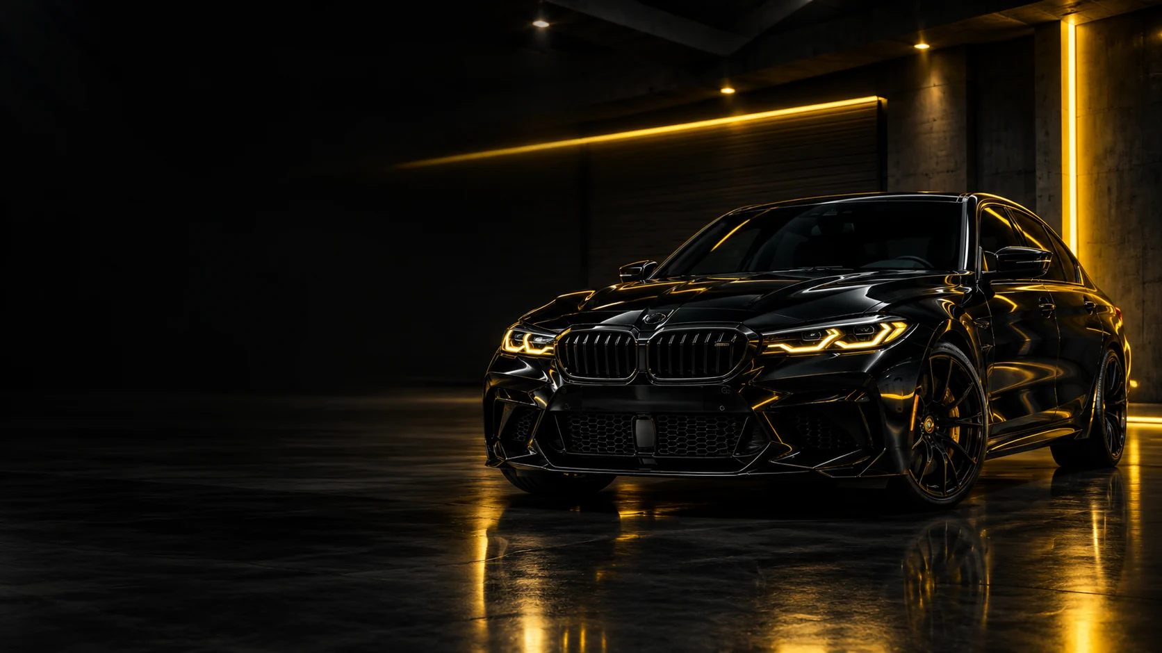 Automobile noire éclairée par des lignes lumineuses jaunes